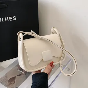 Élégante sac bandoulière minimaliste blanc cassé pour femme, sac fourre-tout tendance chic.