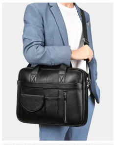 Primo piano dettaglio della borsa da lavoro in vera pelle nera e tasca anteriore.