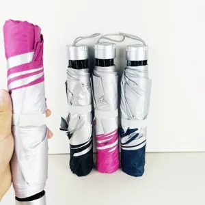 Parapluie de soleil pliable compact avec revêtement argenté et protection UV pour un usage quotidien.
