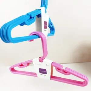Vista detallada de perchas de plástico con etiqueta de papel, diseño resistente para niños.