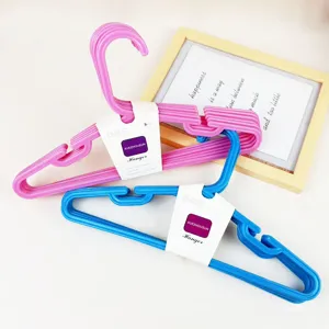 Juego de perchas de plastico para ninos, diseno antideslizante sin marcas para ropa de bebes.