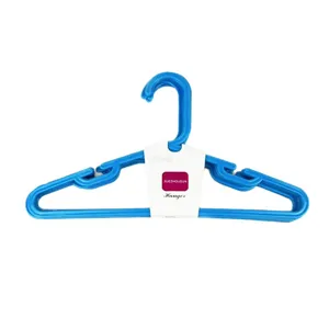 Perchas de plástico azul para niños, diseño antideslizante práctico para secado de ropa de bebé.