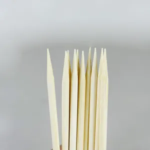 Primo piano di bastoncini di bambù appuntiti per supporto piante e fai da te, legno naturale.