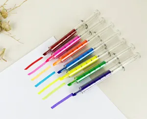 Gedetailleerd overzicht van creatieve spuitvormige markeerstiften in heldere kleuren op papier.
