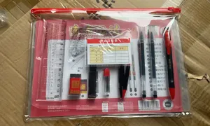 Detalle del set de papelería de examen con lápices 2B, bolígrafos, reglas en bolsa.