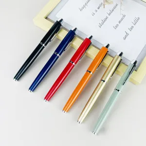 Set aus bunte Metallkugelschreibern für Büroarbeiten, Schuexamen und Werbegeschenke.