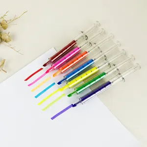 Creatieve spuit vormige 6-kleuren markeerstift set, platte weergave van gekleurde pennen.