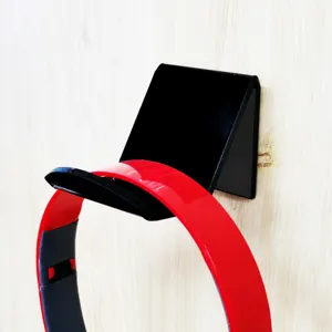 Gros plan détaillé du support de casque de jeu en acrylique mural au design noir et rouge.