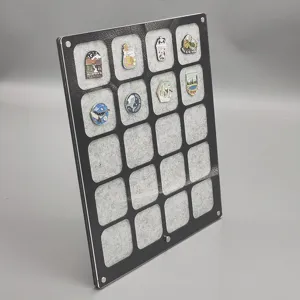 Vitrine en acrylique pour pins émaillés avec cadre noir et feutre gris pour collection.