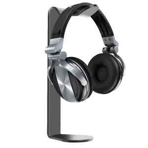Professionelle Over-Ear DJ-Kopfhörer mit Metallständer Set für Studio-Monitoring und Gaming.