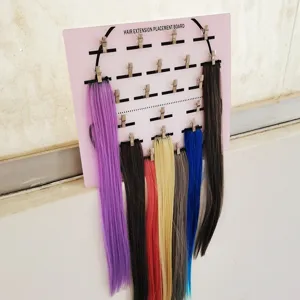 Tavola di posizionamento per extension in acrilico con clip in metallo e ciocche multicolori.