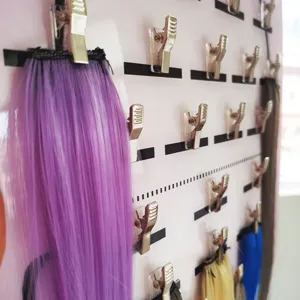 Pannello espositivo in acrilico per extension di capelli con clip e ciocche.
