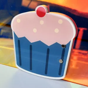 Cute cupcake shaped acrylic eyelash extension pallet tool for grafting false lashes.