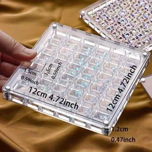 Vue détaillée de la boîte de rangement en acrylique transparent avec dimensions et strass pour ongles.