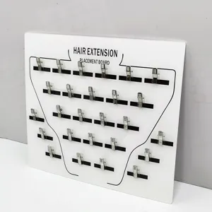 Pannello per extension capelli in acrilico con clip metalliche per styling professionale.