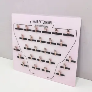Dettaglio della tavola di posizionamento per extension in acrilico con clip e linee guida per capelli