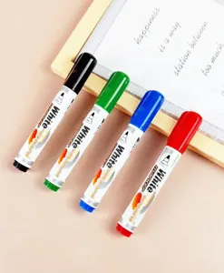 Buntes Whiteboard-Marker Set mit schnelltrocknender Tinte in vier leuchtenden Farben Büro.