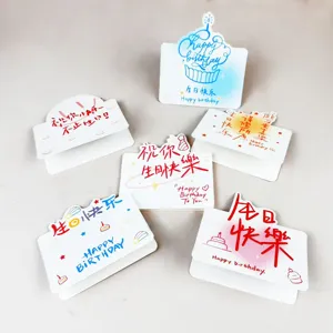 Vista detallada de tarjetas de cumpleaños creativas con escritura a mano e ilustraciones.