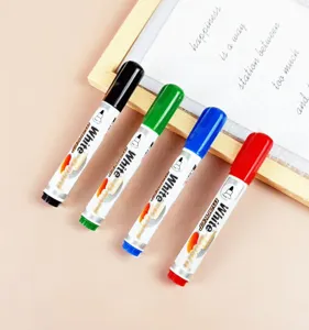 Set mit vier bunten Whiteboard-Markern in Schwarz, Grün, Blau und Rot für Büro.
