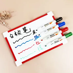 Vier farbige Whiteboard-Marker mit schnelltrocknender Tinte für glattes Schreiben.