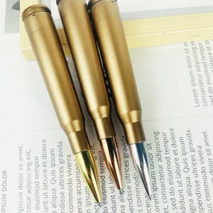 Gros plan détaillé de stylos à bille métalliques en forme de balle avec finitions dorées.