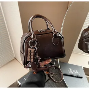Braune Damen Bowling Tasche Schultertasche Umhängetasche Kissen Tasche mit Anhänger.