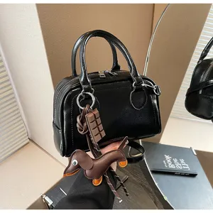 Schwarze Bowlingtasche Damen Umhängetasche Handtasche mit süßem Hundeanhänger Kissen