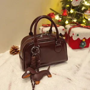 Braune Lackleder Bowling Tasche stilvolle Schultertasche mit Dackel Anhänger.