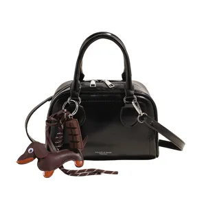 Schwarze Bowling Umhängetasche mit süßem Dackel Anhänger, geräumige PU Leder Handtasche.