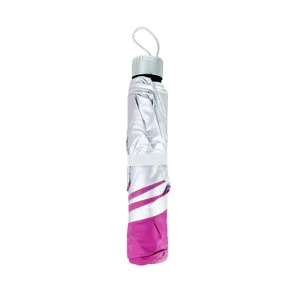Parapluie pliant compact à trois plis avec revêtement anti-UV argenté et tissu nacré rose vif.