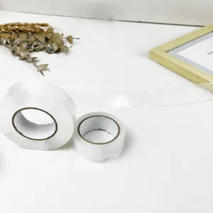 Vue détaillée des rouleaux de ruban adhésif double face nano transparent très résistant.