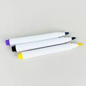 Lot de trois marqueurs pour tableau blanc colores avec corps blancs et pointes effacables.
