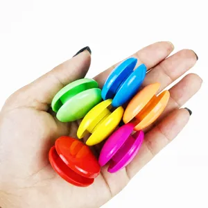 Primo piano di magneti rotondi colorati per lavagna da ufficio, compatti e pratici.