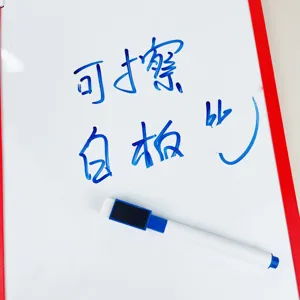 Gros plan détaillé d'un feutre effaçable pour tableau blanc posé sur une surface.