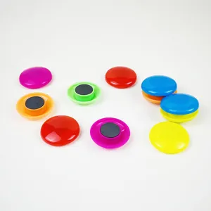 Dettaglio di magneti per lavagna rotondi colorati, superficie liscia e retro magnetico.