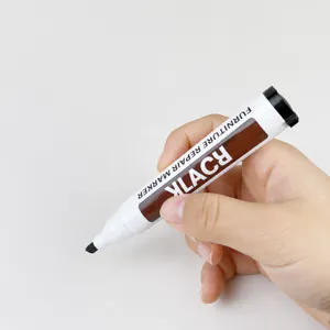 Detailansicht der Möbelreparatustiftspitze und des Körpers, die das glatte Anwendungsdesign zeigt.