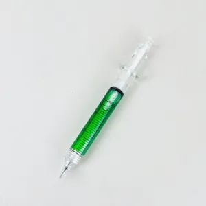 Vue détaillée d'un stylo seringue fantaisie avec liquide vert et échelle de mesure.