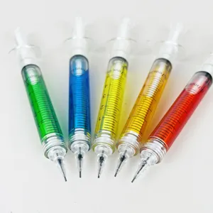 Gros plan détail de crayon mécanique coloré en forme de seringue avec réservoir.