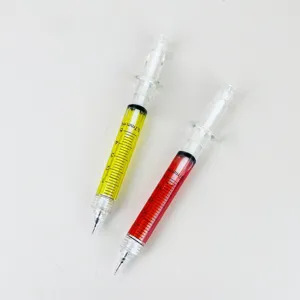 Vue détaillée de crayons mécaniques créatifs en forme de seringue avec liquide coloré.