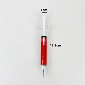 Vue détaillée du porte-mine en forme de seringue avec liquide rouge et échelle de 12,2 cm.