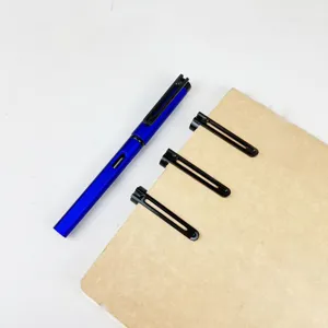 Blauwe rollerball pen en notitieboek set met zwarte clips voor kantoor en dagelijks schrijven.
