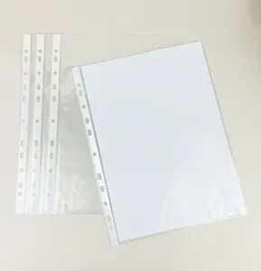 Vista dettagliata di buste trasparenti in plastica con striscia di rilegatura perforata.