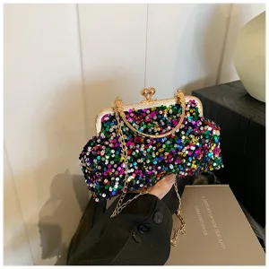 Vue detaillee d'une pochette de soiree a sequins colores avec fermoir dore et chaine.
