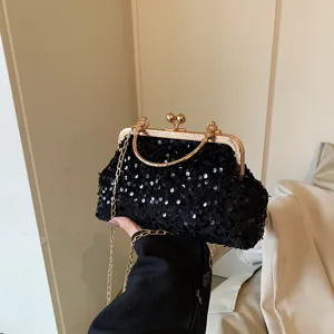 Élégante pochette de soirée noire à sequins avec fermoir doré et chaîne pour les femmes.