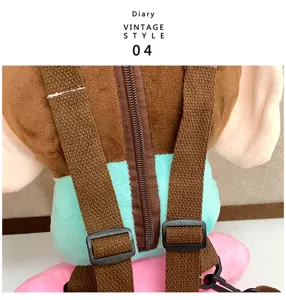 Vista dettagliata dello zaino di peluche, borsa morbida con cinghie regolabili e carine.