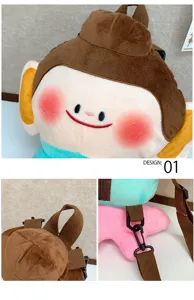 Dettaglio zaino in peluche con design di personaggio carino e spallacci marroni morbidi.