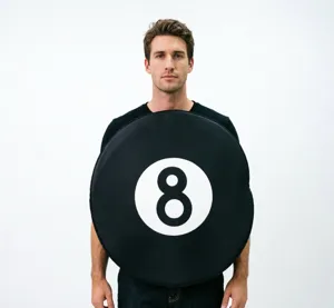 Gros plan détaillé du drôle de costume rond de boule noire 8 pour spectacle d'Halloween.