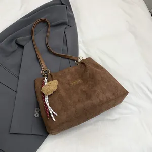 Borsa tote marrone in velluto a coste con motivo trapuntato, ciondolo orsetto per uso quotidiano.