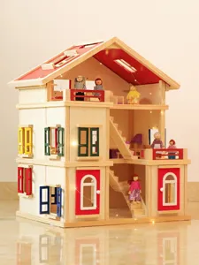 Dettaglio della casa delle bambole in legno con design a più piani e finestre colorate.