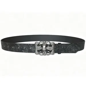 Vue détaillée d'une ceinture en cuir PU gaufré rétro style punk avec boucle en métal crânien.